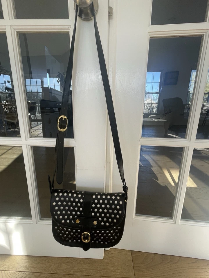 EMMA FOX Bandolera Cartera Bolso de Mano 9.5"x8.5 Cuero Negro Con Recortes Circulares Foto 2 de 4