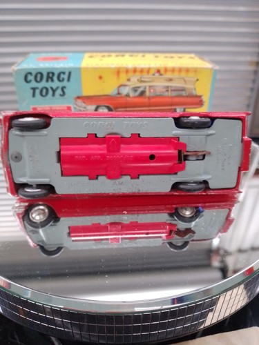 Corgi Toys Cadillac Superior Ambulance No.437 , 1st Series - Picture 6 of 11