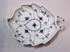 Royal Copenhagen  Musselmalet gerippt 1 Blattschale 144  II.Wahl Antik