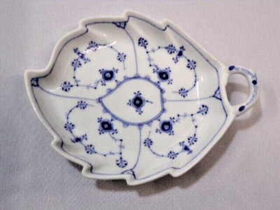 Royal Copenhagen  Musselmalet gerippt 1 Blattschale 144  II.Wahl Antik