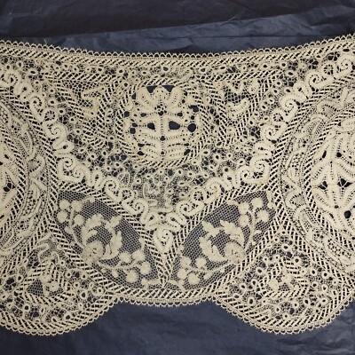 EXCEPTIONAL RUFFLE IN BRUGES LACE. HANDMADE WITH BOBBIN. BELGIUM. XIX CENTURY
