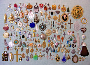 LOT OF 190 Pendants Vintage -New Glass Wood Stone Shell Metal Repurpose Craft et