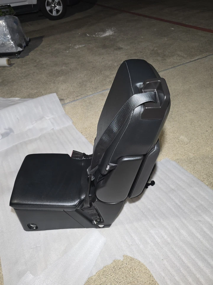 CHEVROLET SILVERADO 19-25 CUERO ÉBANO ASIENTO CENTRAL CON ALMACENAMIENTO Y VENTILACIONES  Foto 4 de 4