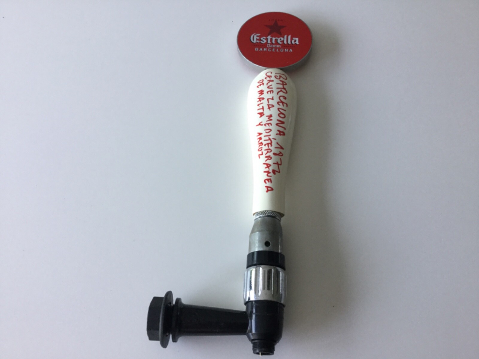 Manija de grifo de cerveza Estrella Damm Cerveza rojo y blanco Barcelona 1876