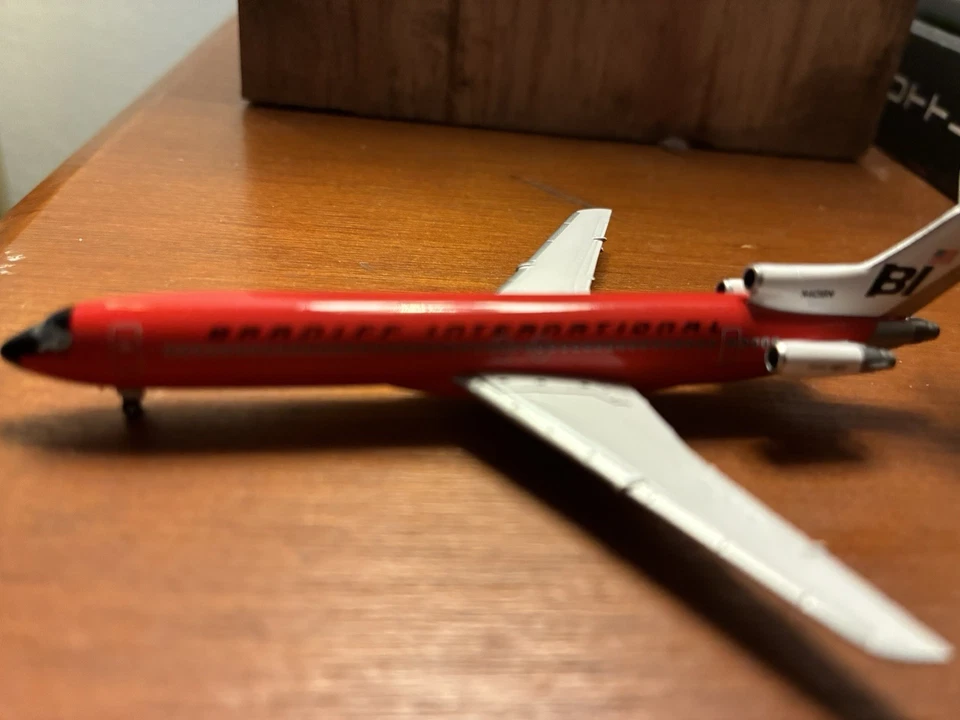 New! Herpa 537551 Braniff International Boeing 727-200 Solid Red - 1:500 diecast - Image 4 of 4