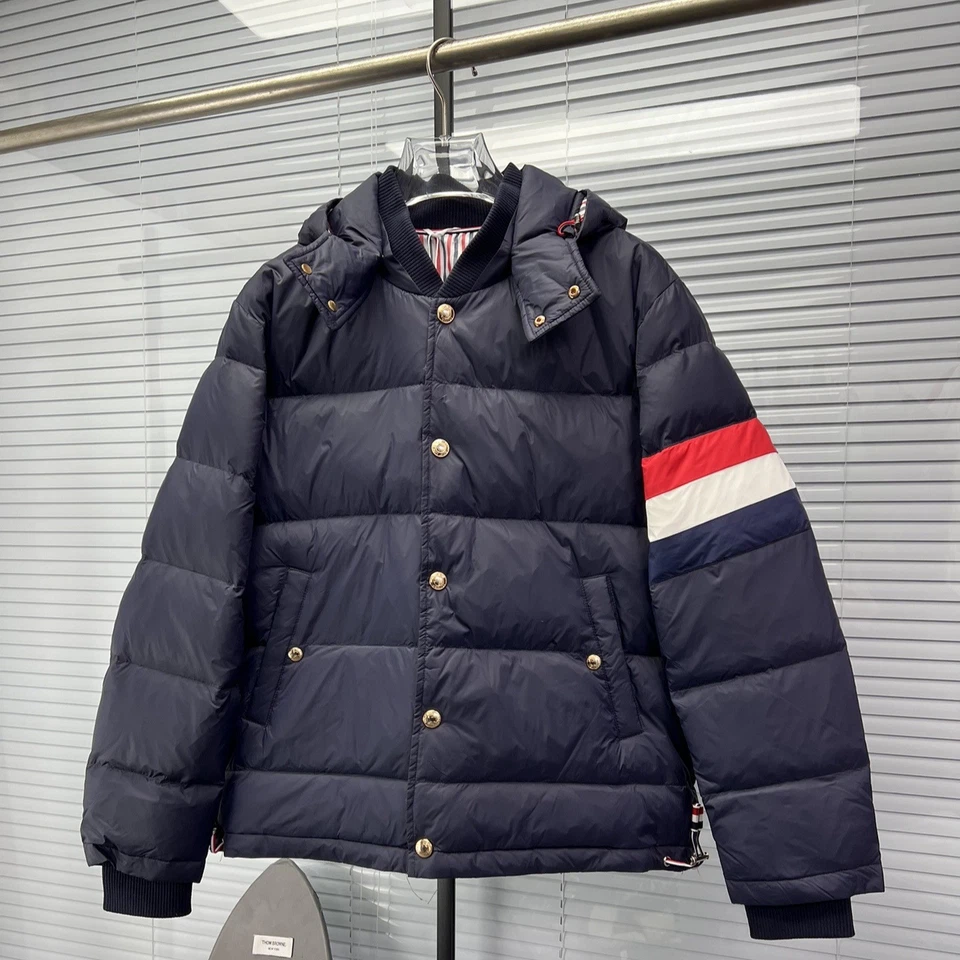 Chaqueta de plumón cómoda con capucha cuello alto manga larga Thom Browne para hombre/mujer Foto 4 de 4
