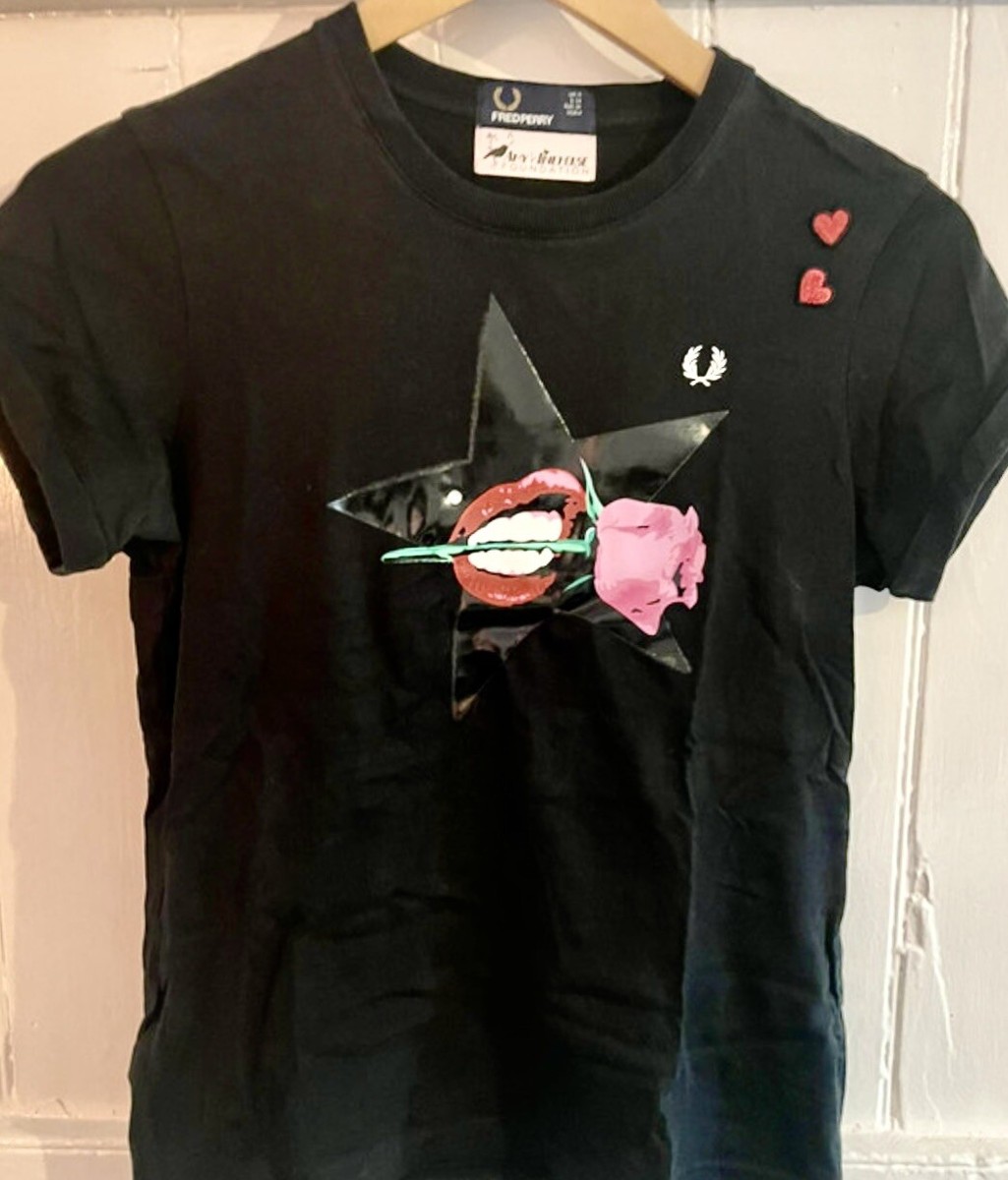 ◆FRED PERRY◆ Amy Winehouse Lip T-Shirt Black AFPF251911210 AMY WINEHOUSE FRED PERRY BLACK GRAPHIC TOP ROSE RED LIP STUD