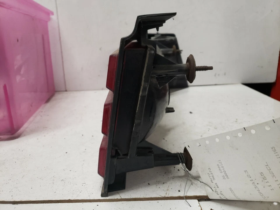 1986 Pontiac 6000 4 Door Sedan Left Tail Light - Imagem 3 de 4