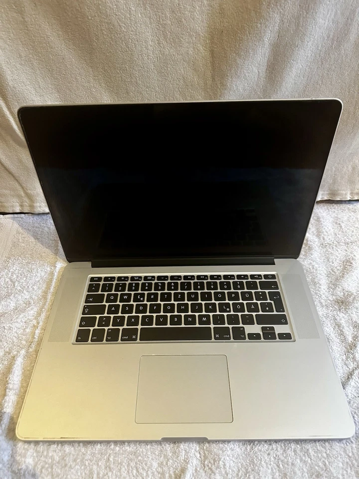 Apple MacBook Pro 15,4" / Intel Core i7 2,2Ghz / 16GB RAM / 256GB SSD / A1398 - Bild 3 von 4