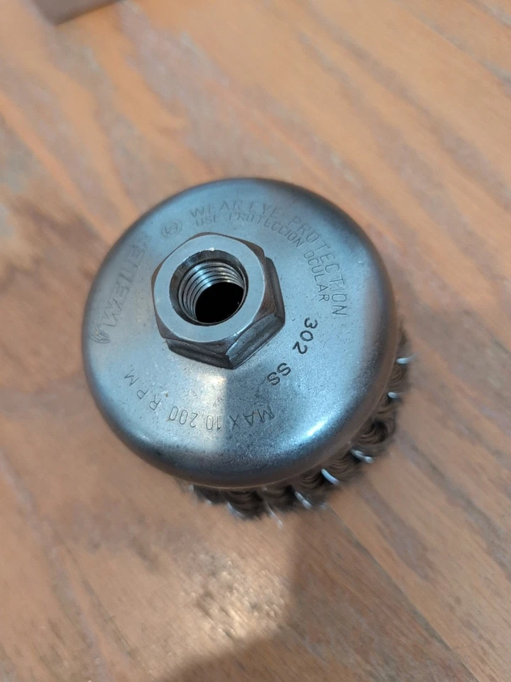 Cepillo de taza de alambre nudo de una fila Weiler 12416 4" tuerca de 5/8"-11 acero inoxidable .023 Foto 4 de 4