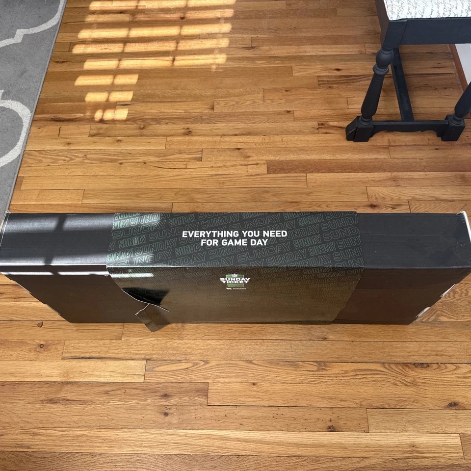 Paquete de fútbol americano exclusivo de negocios de boletos dominicales DirecTV 2024 - nunca abierto Foto 4 de 4