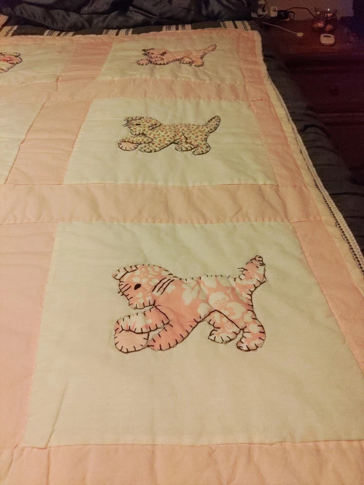 Manta de bebé rosa con patrón de bloques de conejito, oso de peluche y gatito cosida a mano Foto 4 de 4