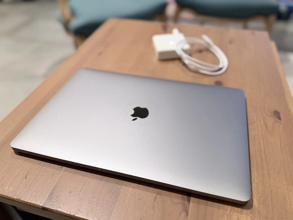 Apple MacBook Pro 15" 2018 · i7 · 16GB · 512GB, photo 2 sur 5