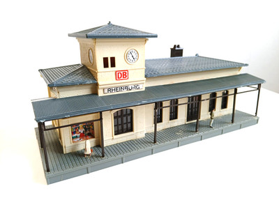 Pola - Bahnhof ''Niedlingen'' Figuren - 551 - H0 - Gebäude Häuser Haus ---- DM 630