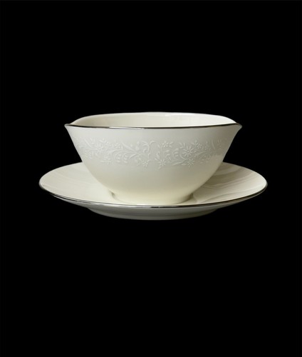 Noritake Lorelei Gravy Boat Bowl with Attached Underplate Plate, Excellent Cond.
