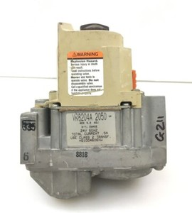 Honeywell VR8204A2050 HVAC Furnace Gas Valve HQ1004606HW used #G211