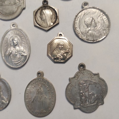 Lot de 15 petites médailles religieuses anciennes / vintages (B) - Imagen 3 de 10