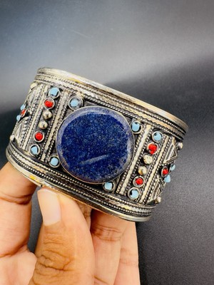 Eine afghanische Kuchi versilberte gemusterte offene Manschette mit einem runden Lapis
