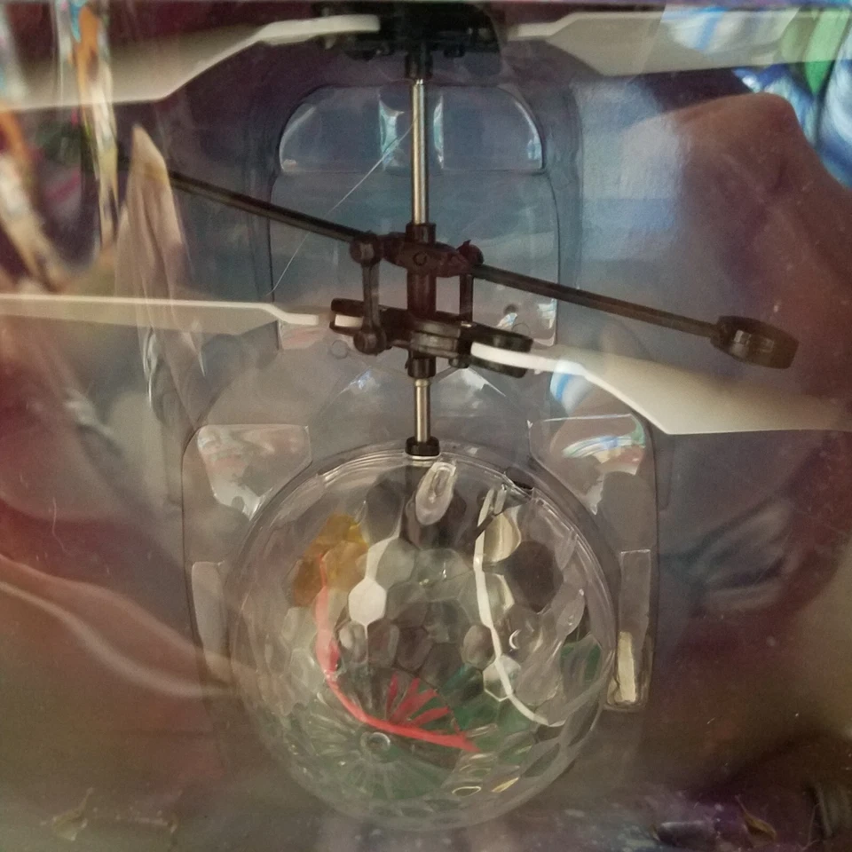 World Tech Toys COMET FLYING UFO HOVER BALL LED Light Effects CONTROL WITH HAND - Image 3 of 4