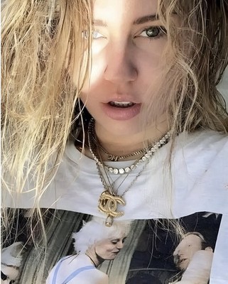  MILEY CYRUS  Famous SINGER High Profile CELEBRITY  8X10   Comes W/Top-Loader 