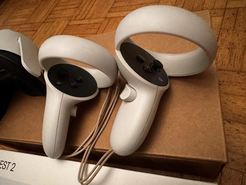 Oculus (Meta) Quest 2 128GB Headset - White Used with original box and Elite Strap - Image 4 of 4