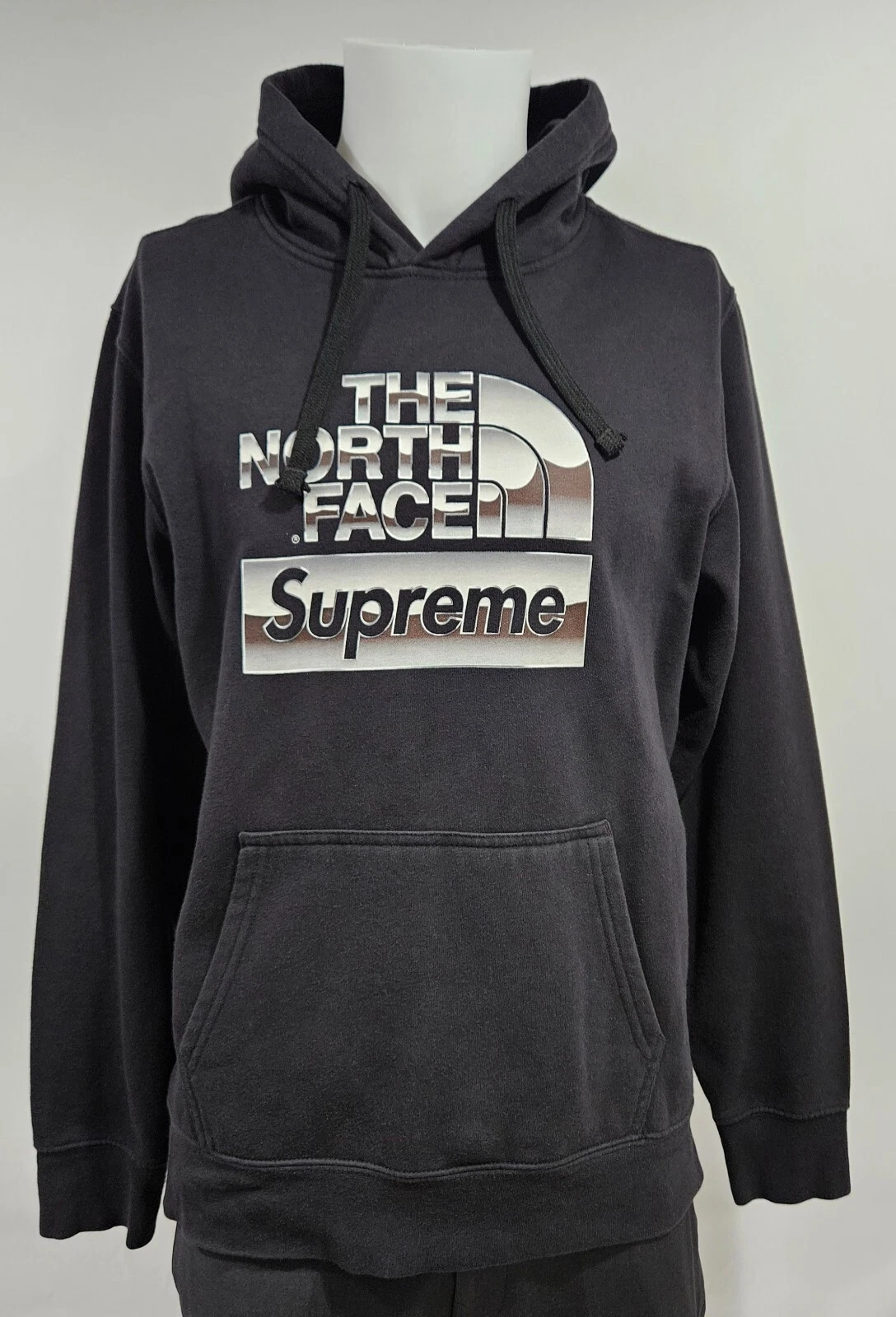 Sweat à capuche Supreme x The North Face logo métallisé noir   Sweat à capuche moyen