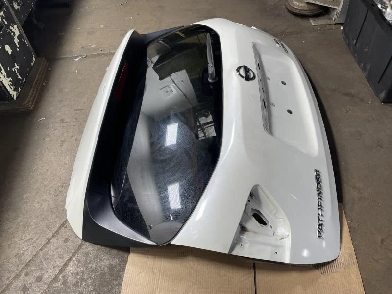 Nissan Pathfinder Platinum 2015 puerta trasera OEM+ (blanco perla) Foto 4 de 4