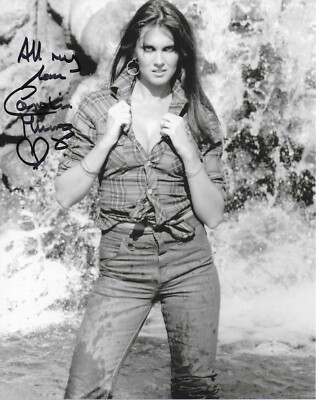 BOND GIRL: CAROLINE MUNRO am Trevi-Brunnen. In Pers. COA. 10''x8'' #SPEC002