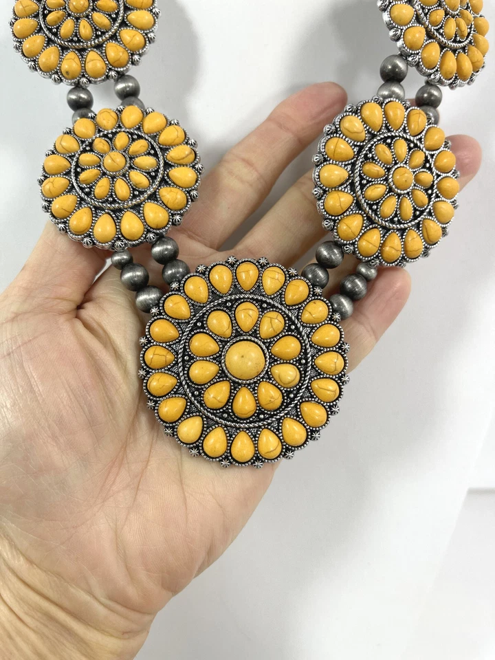 Conjunto de Colar e Brincos Flor de Abóbora Amarela do Sudoeste – Colete Ousado - Imagem 4 de 4