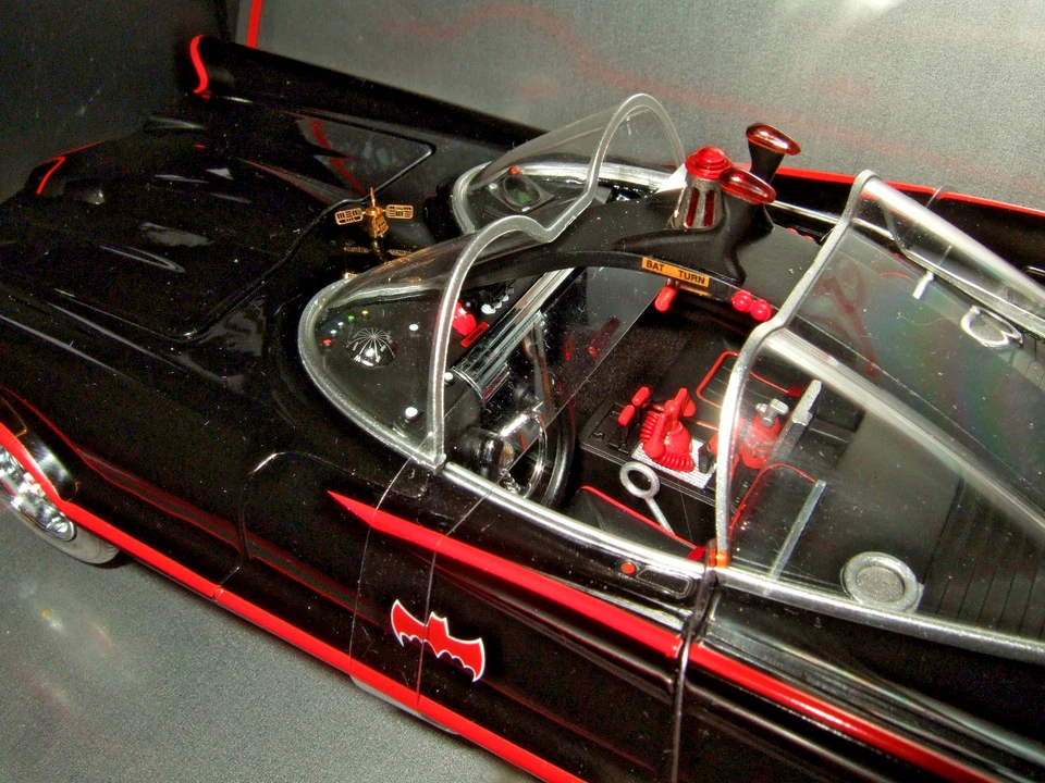 Impresionante Batimóvil Hotwheels Elite L7131, la serie de televisión 1966 a escala 1:18. Foto 4 de 4