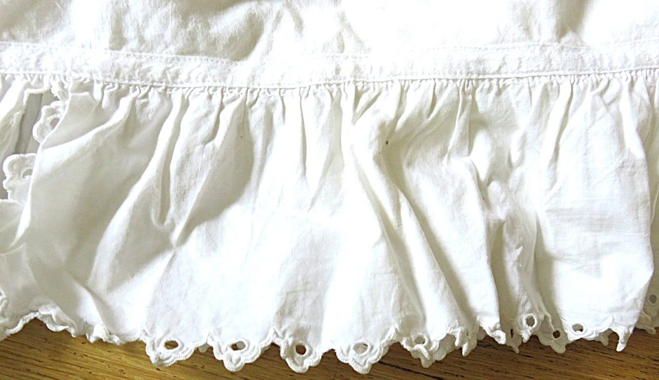 Weißer Halbunterrock aus Baumwolle, knielang, mit Lochstickerei-Volant, Gr. L - Bild 4 von 4