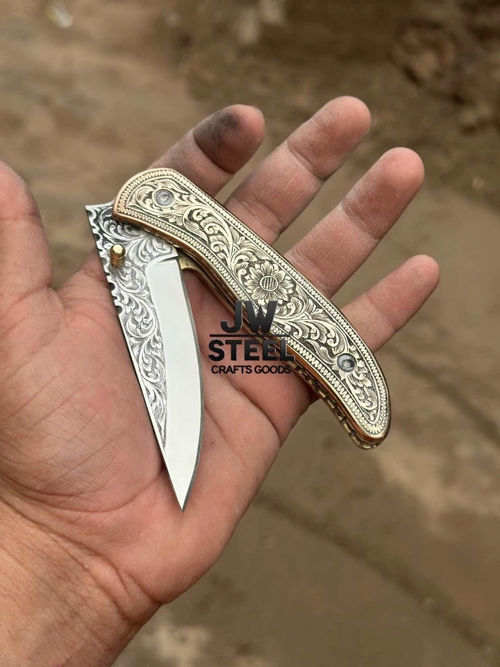 Faca dobrável gravada à mão – cabo de latão ornamentado e lâmina de aço gravada - Imagem 2 de 4