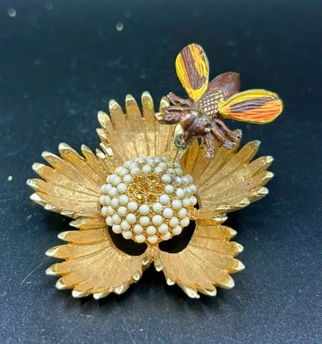 VINTAGE HATTIE CARNEGIE TREMBLER BROOCH BEE OVER GT RHINESTONE FLOWER  - SIGNED