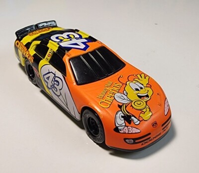 General Mills Salute to Racing #43 13台 Richard Petty Signed General Mills Salute to Petty Hot Wheels 18