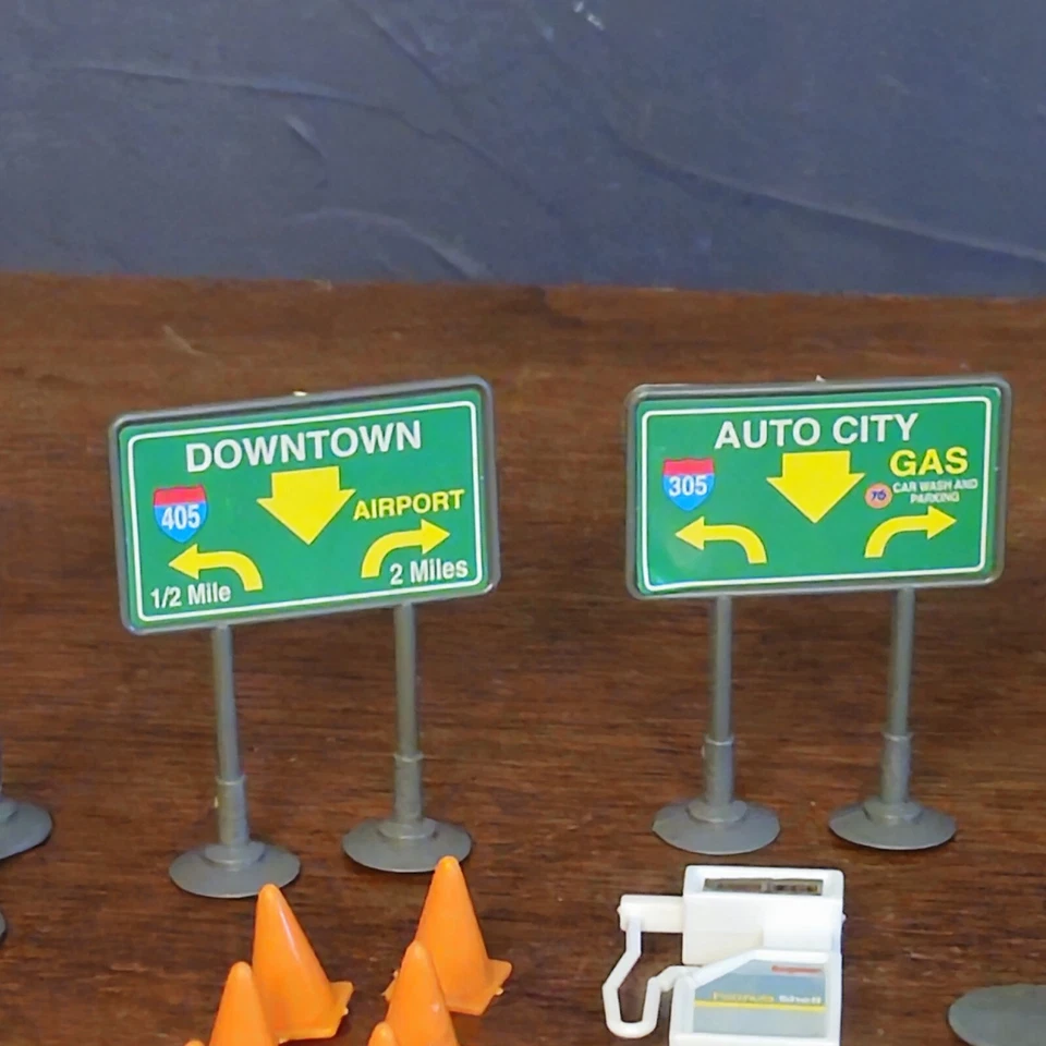 28 Piece Hot Wheels Auto City Garage Signs Lights Gas Pumps Safety Cones 93170 - Image 3 of 4