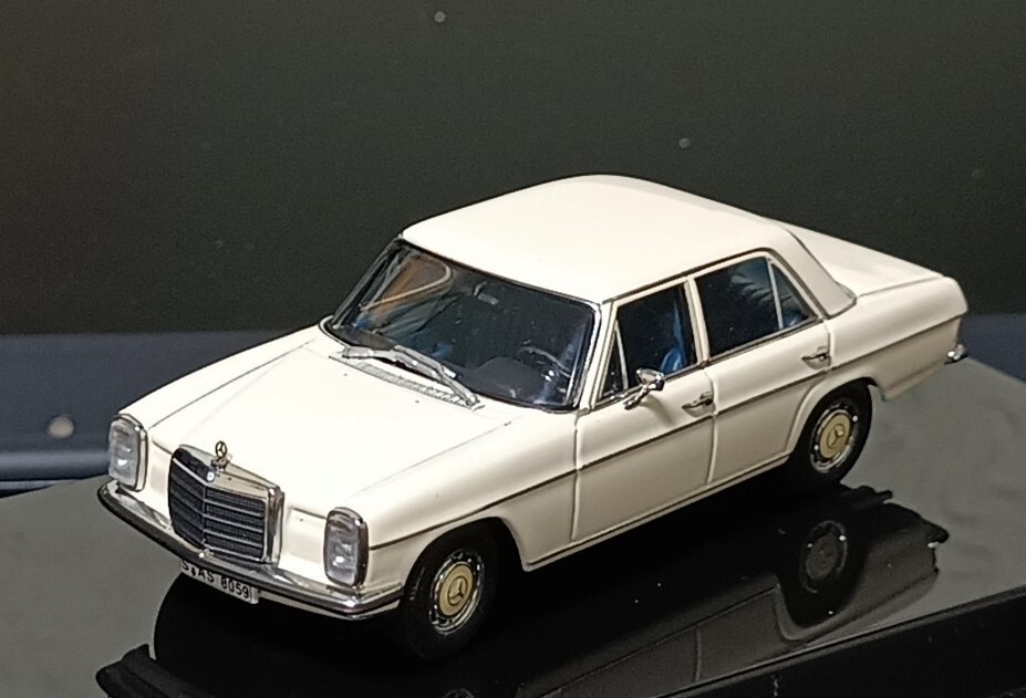 1/43 Mercedes Benz 220D/8 Limousin W115 White 1969 AUTOart