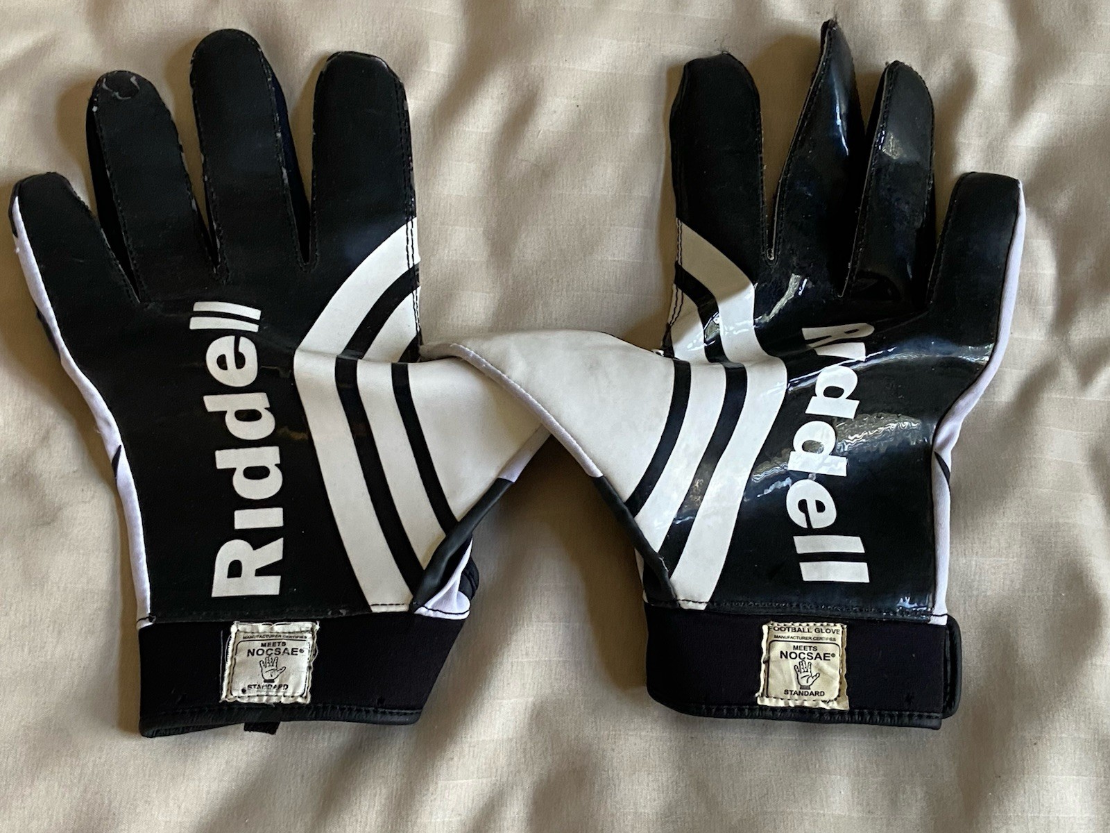Riddell Lineman Black/White Gloves - Meets NOCSAE Standards Size Adult M Medium