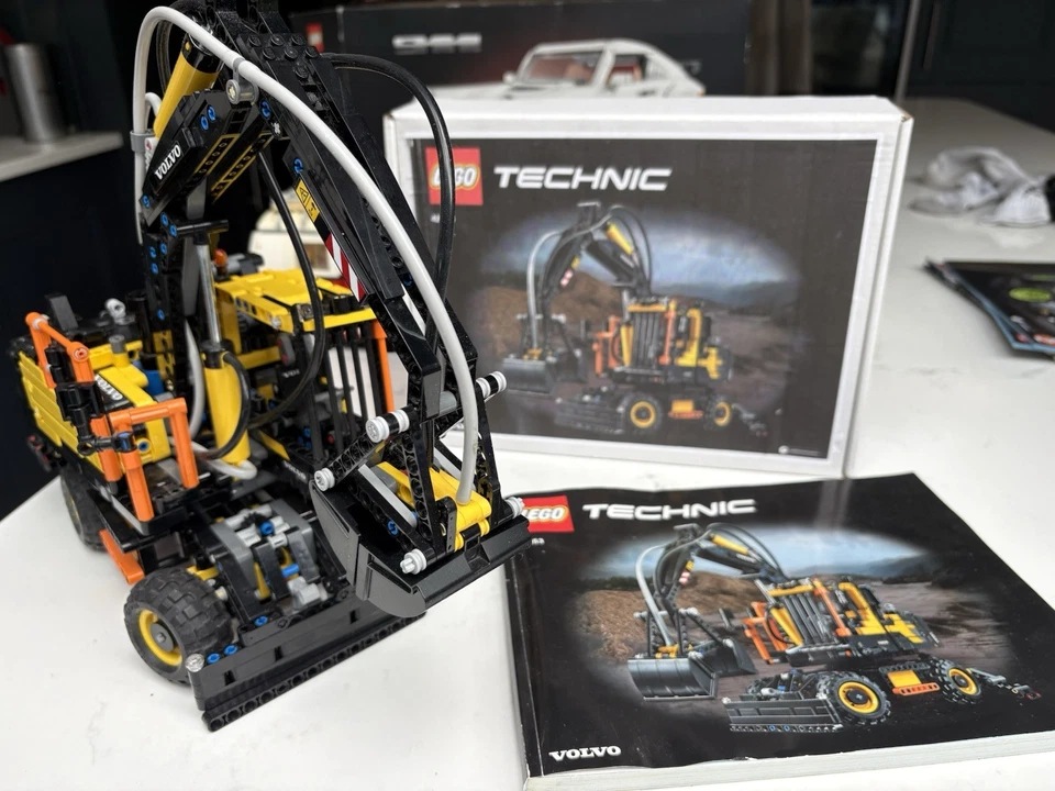 LEGO Technic 42053 Volvo EW160E, photo 1 of 5