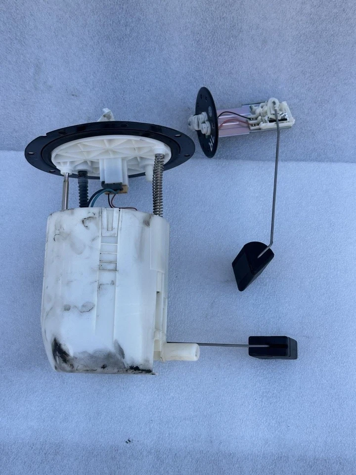 2010 LEXUS LS460 GAS FUEL PUMP WITH SENDING UNIT 77020-50071 - Image 2 of 4