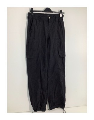 Schwarze Cargohose mit Gummibund und Kordelzug am Saum