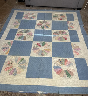 BEAUTIFUL ANTIQUE DRESDEN PLATE QUILT