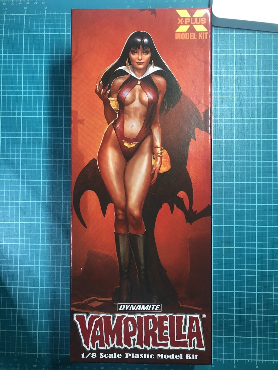 X・PLUS モデルキット DINAMITE VANPIRELLA ヴァンピレラ X-Plus Vampirella with Bat Shadows Model Kit