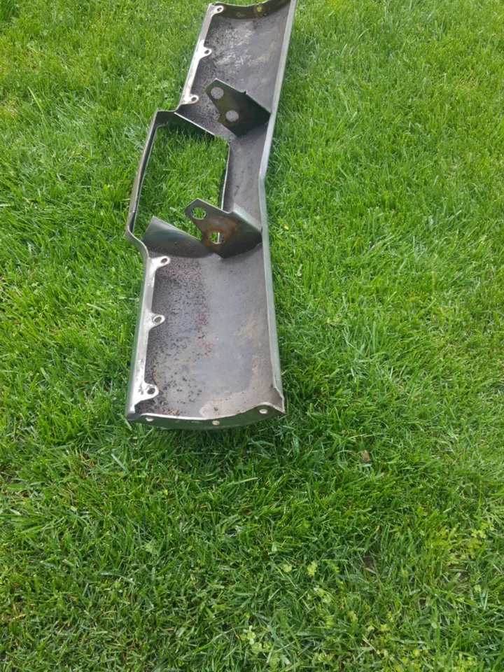 Cadillac 1962 sedán Deville parachoques delantero inferior cromado Foto 3 de 4