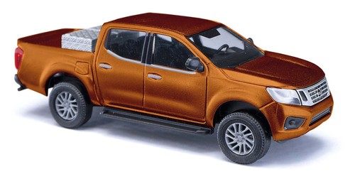 Camioneta pickup Busch 53720 HO Metallic Gold 2015 Nissan Navara doble cabina con caja de platón | Zustand: New