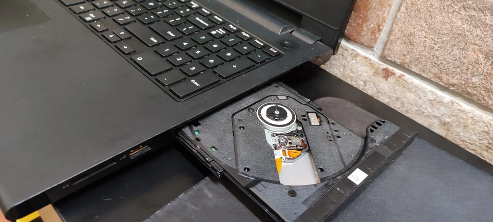 PC Portatile Notebook DELL Inspiron 15 CPU AMD RAM 4GB VGA Radeon R4 - Immagine 3 di 4