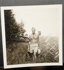 Foto Portrait Mann Schnappschuss Damnatz Elbe 1961 oben ohne Muskeln Tasche Bild