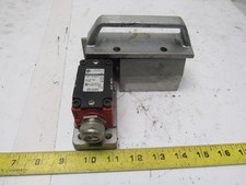 Allen Bradley 802F-E60M10-S7 300VAC Safety Interlock Switch W/R.H. Door Handle