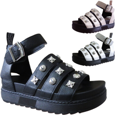 Grobe Plateau-Damensandalen mit Nieten und Riemchen aus Kunstleder UK