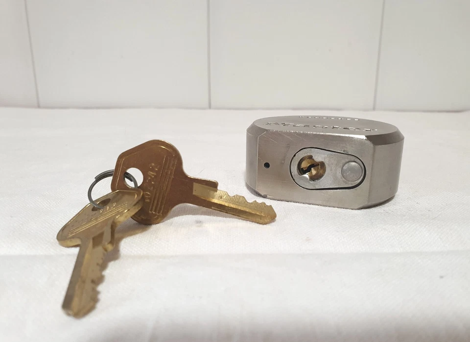 Lucchetto Master Lock 930DPF massiccio in acciaio usi industriali 2 chiavi - Immagine 3 di 4