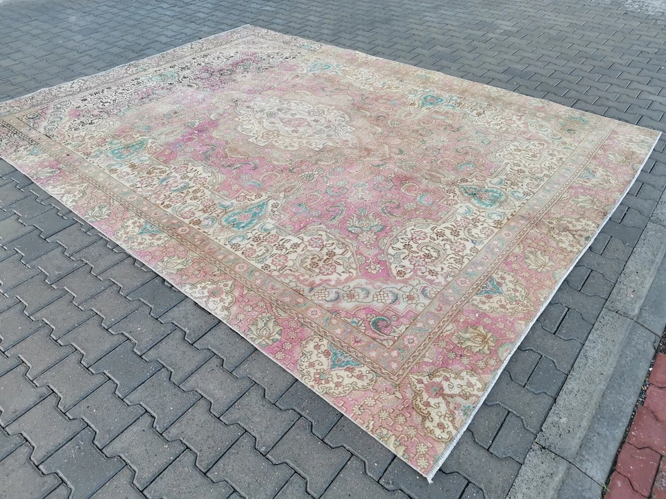 8'7 x 12 Feet Striking Pink and Beige Turkish Area Rug: A Perfect Addition to Y - Image 3 of 4